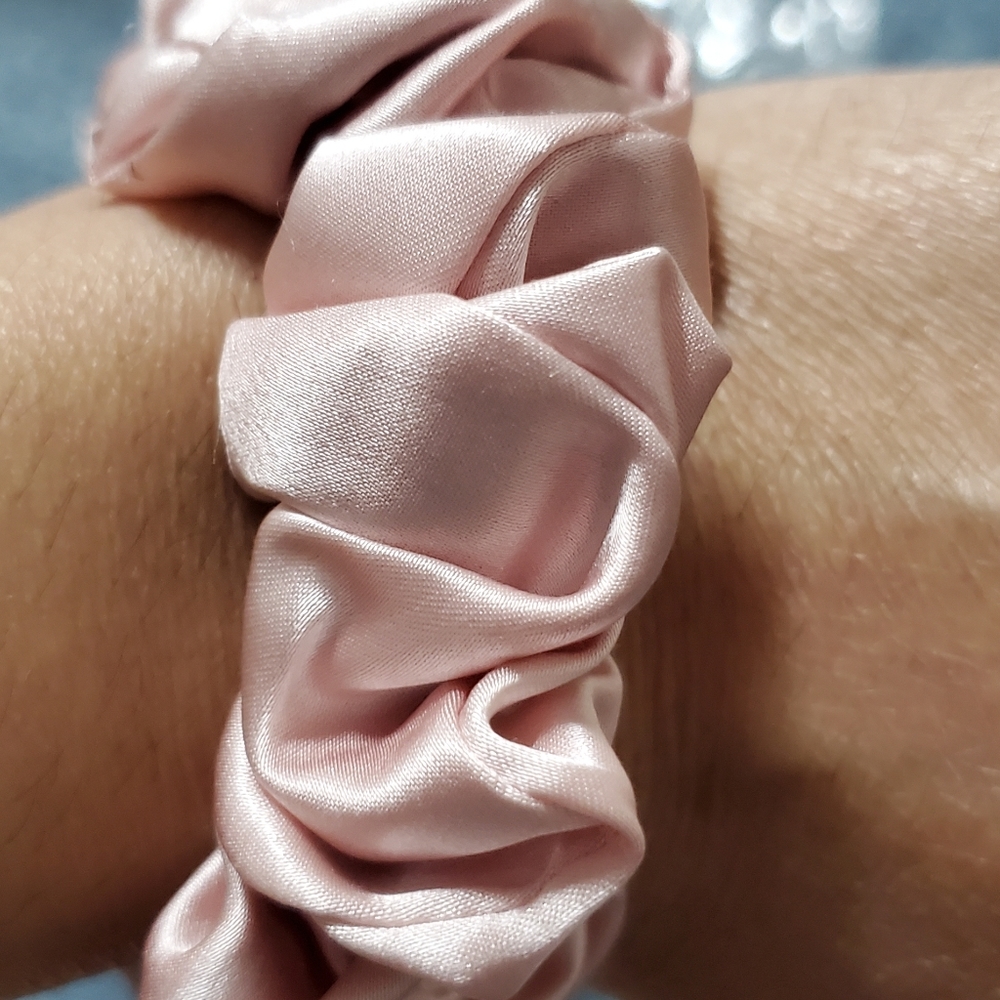 100 % pure mulberry silk scrunchie